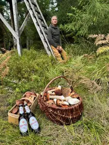 Dirk mit zwei vollen Pilzkörben; Foto Privat/Dirk 19.9.26