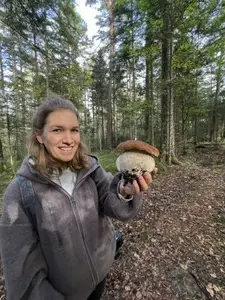 Niki mit Steinpilzklopper; Foto Heiko 15.10.26