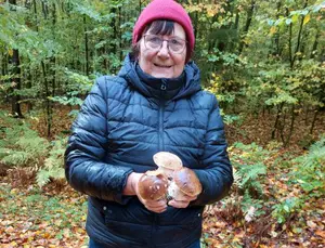 Ivanka mit Steinpilzen; Foto Heinz 27.10.25