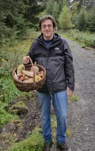 Jörn mit vollem Pilzkorb; Foto Charlotte 23.10.26