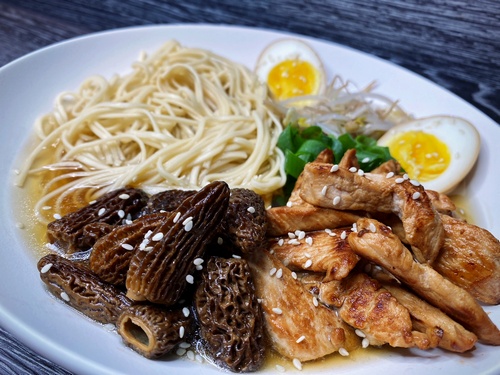 Japan lässt grüßen: Shoyu Ramen mit Spitzmorcheln und Putenstreifen. Herrlich! (Foto © Stefan) 21.7.23