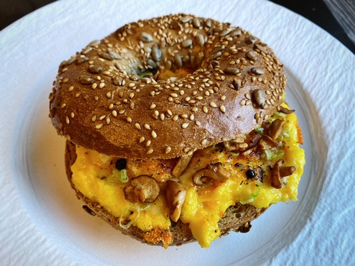 Dinkel-Bagel mit Semmelstoppelpilzen; Foto Stefan 13.11.2020