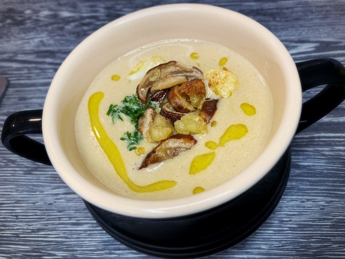 Cremige Blumenkohl-Maroni-Suppe mit angebratenen Steinpilzen; Foto © Stefan 27.11.2021