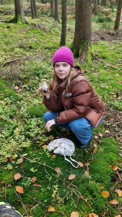 Charlotte mit Steinpilz; Foto Jörn 12.11.23