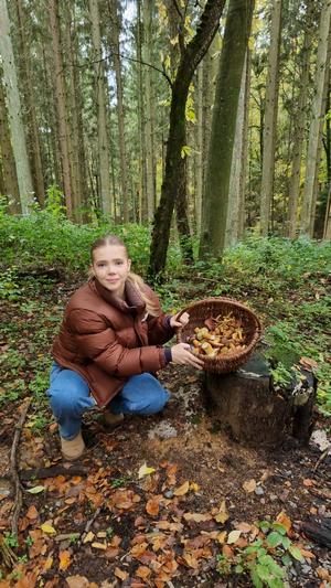 Charlotte mit halbvollem Pilzkorb; Foto © Jörn 1.11.23