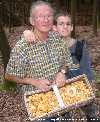 Der Meister und sein Lehrling: Ehrenfried Debus (links) und Enkel Kevin; Foto pps