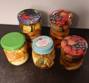 Eingelegte Pilzköstlichkeiten fürs Racletteessen; Foto Martin 4.10,.25 Eingelegte Pilzköstlichkeiten fürs Racletteessen; Foto Martin 4.10,.25