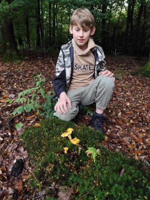 Elijah mit Lilaschuppigen Pfifferlingen; Foto Michael 13.9.25