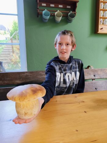 Elli mit 873-Gramm-Steinpilz; Foto Michael 24.10.25
