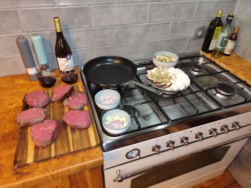 Fertig zum Garen auf dem blitzsauberen Gasherd; Foto Michael 3.10.25