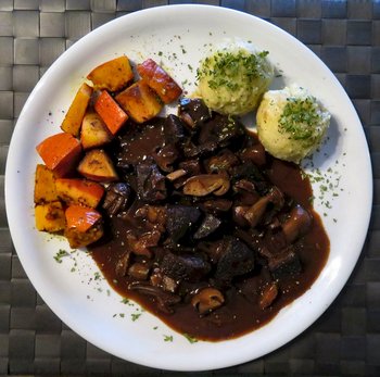 Hirschragout mit Pilzen und Kürbis; Foto Michael 5.12.23