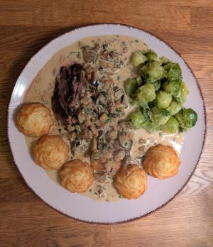 Huftsteak mit Pilzrahmsauce, Rosenkohl und Kroketten; Foto Véronique 16.11.25