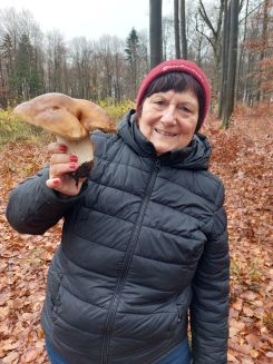 Ivanka mit Prachtsteinpilz; Foto Heinz 14.11.25
