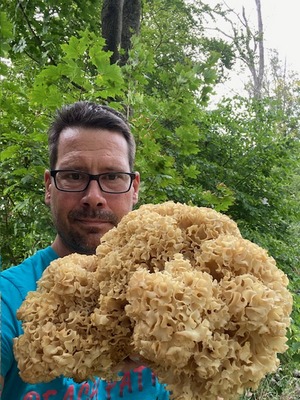 Stolz zeigt Tobias seine 1,7-Kilo-Glucke; Foto Tobias 27.8.23