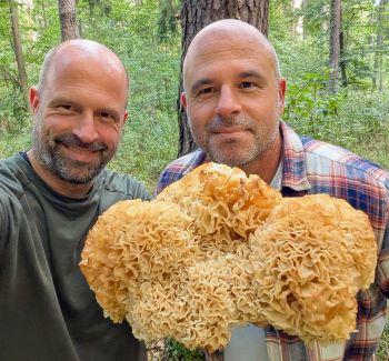 Thomas (links) und Markus mit großer Krauser Glucke; Foto Thomas 4.9.25
