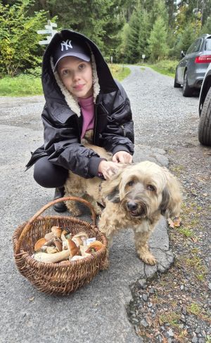 Charlotte und Amy mit großem Steinpilz im Korb; Foto Jörn 12.10.25 Charlotte und Amy mit großem Steinpilz im Korb; Foto Jörn 12.10.25