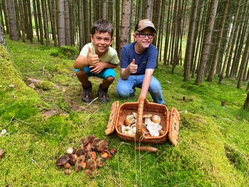 Lijan und Simon mit vielen Pilzen; Foto © Stefan 16.8.23