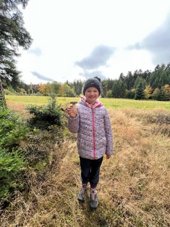 Merle zeigt einen Steinpilz; Foto Heiko 31.10.23