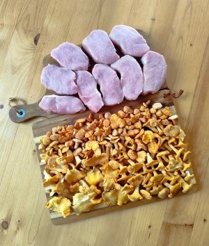 Minutensteaks vom Balver Strohschwein und frische Pfifferlinge; Foto Michael 13.8.25