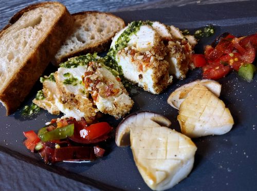 Mozzarellapralinen, gefüllt mit gewürfelten Steinpilzen und gehackten getrockneten Tomaten; Foto Stefan 4.10.25