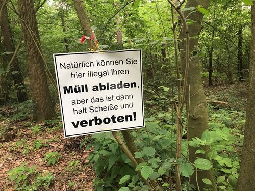Origineller Appell an Umweltfrevler im Wald; Foto © Uwe B. 20.6.19