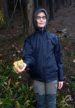 Cara zeigt einen Pfifferlingsriesen; Foto © Michael 12.11.23