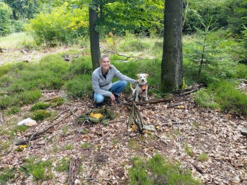Jule und Hund an einem Pfifferlingsplatz; Foto Michael 5.7.24