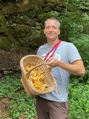 Jens mit Pfifferlingskorb; Foto Tobias 3.9.23