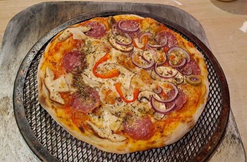 Pizza mit Champignon- und Steinpilzscheiben; Foto Helga 24.10.25