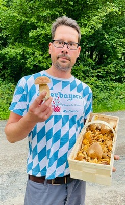 Portrait von Tobias mit Pfifferlingskorb; Foto Matthias 29.8.23