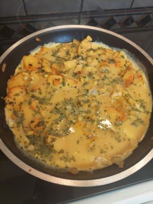 Schwefelporlingsstücke werden zum Omelett; Foto Margit 11.9.25 Schwefelporlingsstücke werden zum Omelett; Foto Margit 11.9.25