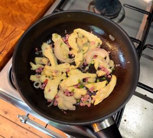 Chicken of the wood (Schwefelporling) in der Pfanne, zünftig mit Schinkenwürfeln und Zwiebeln; Foto Michael 18.7.25