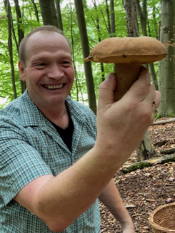 Sigi mit Sommersteinpilz; Foto © Tobias 26.8.23