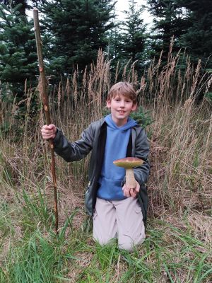 Elijah zeigt Gramm schweren Steinpilz; Foto Michael 29.9.25