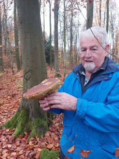 Heinz zeigt großen Steinpilz; Foto Ivanka 13.11.25