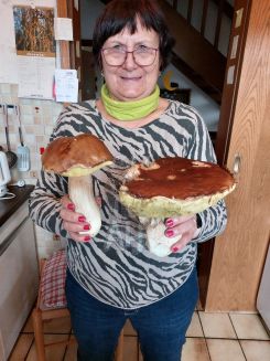 Ivanka mit zwei großen Steinpilzen; Foto Heinz 13.11.25