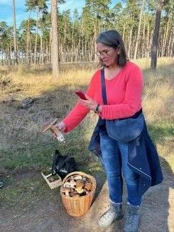 Frau mit Steinpilz und vollem Korb; Foto Klaus 27.10.24