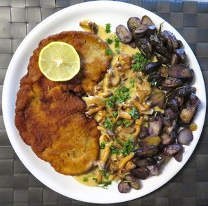 Wiener Schnitzel mit Pfifferlingscreme und Violetten Rosmarinkartoffeln; Foto Michael 29.9.23