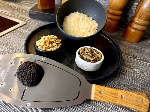 Zutaten mit Trüffelspänen, Parmesan und Pinienkernen; Foto Stefan 2.7.26 Zutaten mit Trüffelspänen, Parmesan und Pinienkernen; Foto Stefan 2.7.26