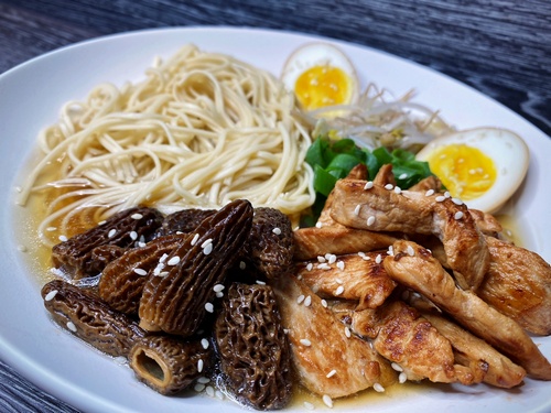Japan lässt grüßen: Shoyu Ramen mit Spitzmorcheln und Putenstreifen. Herrlich! (Foto © Stefan) 21.7.23