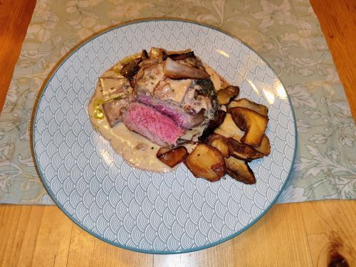 Dry Aged Rumpsteak an Schalottenrahmsauce mit schwarzem Pfeffer; Foto Michael 3.10.25 Dry Aged Rumpsteak an Schalottenrahmsauce mit schwarzem Pfeffer; Foto Michael 3.10.25
