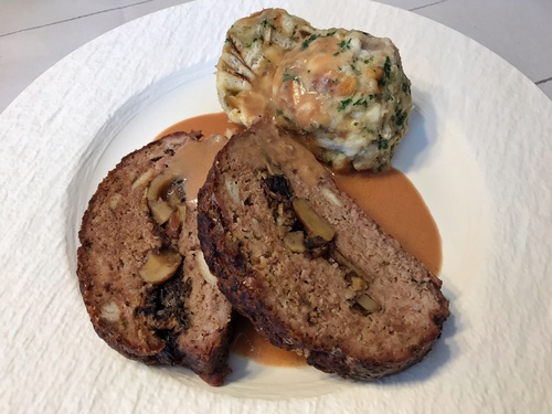 Falscher Hase, gefüllt mit Spitzmorcheln, Steinpilzen und Pfifferlingen; Foto © Stefan 12.4.2020