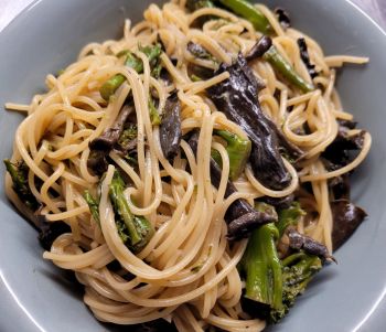 Frische Totentrompeten mit Wildem Brokkoli und Spaghetti; Foto Verena 20.10.25
