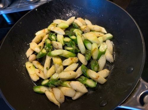Weißer und grüner Spargel werden gebraten; Foto Stefan 9.5.26 Weißer und grüner Spargel werden gebraten; Foto Stefan 9.5.26