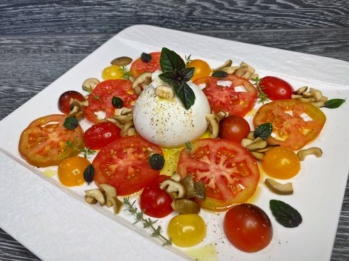 Tomatenvariationen mit Grünfelderigen Täublingen und Burrata; Foto © Stefan 2.8.2021