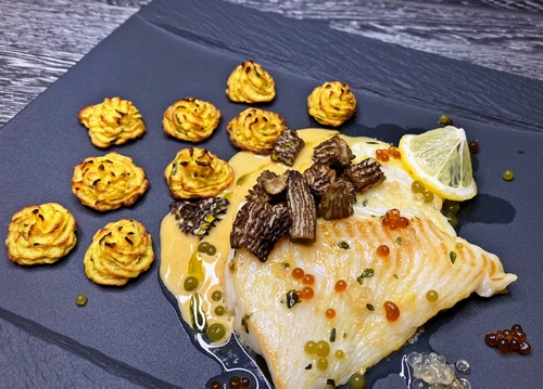 Heilbutt mit Spitzmorcheln und Herzoginnenkartoffeln; Foto © Stefan 13.3.2022 Heilbutt mit Spitzmorcheln und Herzoginnenkartoffeln; Foto © Stefan 13.3.2022