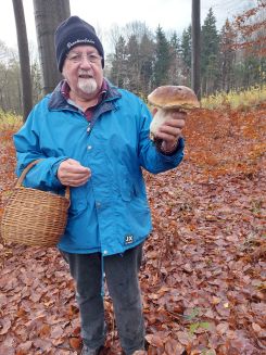 Heinz mit äußerlich schönem, innerlich aber verdorbenem Steinpilz; Foto Ivanka 19.11.25