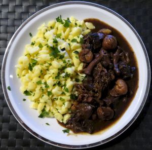 Hirschgulasch mit Knöpfle; Foto Michael 5.8.26 Hirschgulasch mit Knöpfle; Foto Michael 5.8.26