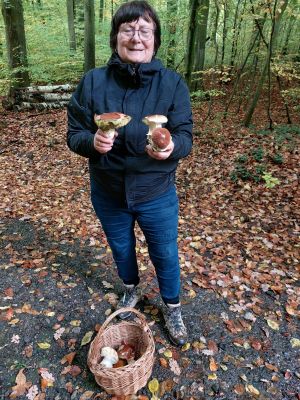 Ivanka mit Steinpilzen und Pilzkorb; Foto Heinz 22.10.25 Ivanka mit Steinpilzen und Pilzkorb; Foto Heinz 22.10.25