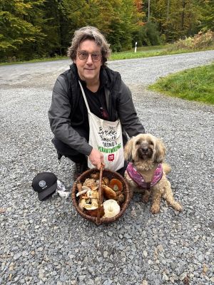 Jörn und Amy mit Pilzkorb, Pilzbeutel und Käppi; Foto Charlotte 19.10.25 Jörn und Amy mit Pilzkorb, Pilzbeutel und Käppi; Foto Charlotte 19.10.25